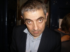 [Poprawni politycznie] jak średniowieczny tłum w poszukiwaniu kogoś do spalenia. Rowan Atkinson o Cancel Culture