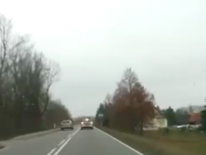 [video] Żeby wyprzedzać radiowóz na ciągłej w obszarze zabudowanym, to trzeba mieć cojones