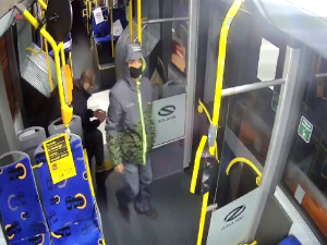 Poznajesz? Onanizował się w autobusie na oczach dziecka. Policja prosi o pomoc