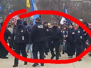 [video] Ciekawe. Policja bez problemu przepuszczała demonstrantów pod Kapitolem?