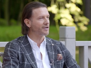 Zamiast się stroić, lepiej pomógłby psom. Internautka mocno do Majdana. Oburzony celebryta odpowiada