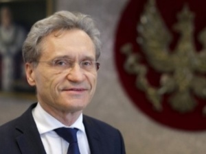 Afera szczepionkowa. Warszawscy rektorzy chwalą Gacionga za determinację