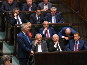 Porozumienie przeciwne zniesieniu możliwości odmowy mandatu. Poseł PiS: Będziemy namawiać