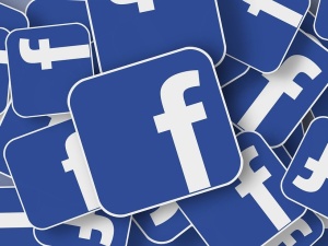 Facebook blokuje byłego kongresmena i kandydata na prezydenta: Nigdzie nie zidentyfikowano posta naruszającego zasady
