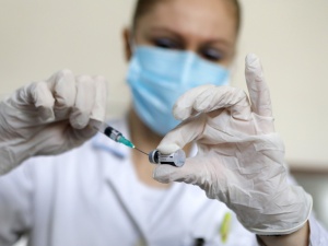 40 procent. Tyle zmniejszy się ilość szczepionek od Pfizera w poniedziałek