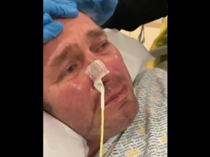 [video] Wstrząsające nagranie z Polakiem odłączonym od pożywienia w Wlk. Brytanii. Mężczyzna ma otwarte oczy i... płacze