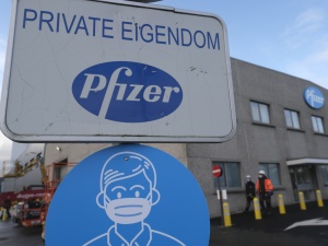 Pfizer zmniejszył ilość szczepionek dla UE z powodu kontraktu z... Chinami? Prof. Gut: Mało lojalne podejście do Europy