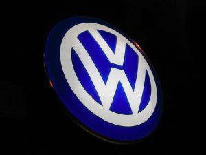 Fabryka Volkswagena tuż obok obozów koncentracyjnych. KE „wyraża zaniepokojenie”