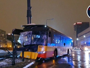 [video] Wypadek warszawskiego autobusu miejskiego. Są ranni
