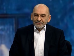 Znany aktor przestał zarabiać przez pandemię i nie ma za co pochować mamy. Błaga o pomoc