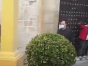 [VIDEO] Dramat! Piłą mechaniczną ścinali krzyż. „Walka z chrześcijaństwem trwa!”