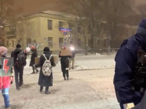 [video] Obrońcy praw kobiet w śniegu zatrzymują prywatne samochody. Przewodnie hasło: J...ć PiS