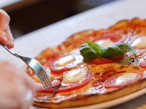 Skandal w Wielkopolsce. Sanepid bada sprawę seksu z ciastem w pizzerii