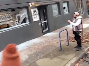 [video] Antifa zdemolowała siedzibę Partii Demokratycznej w Portland