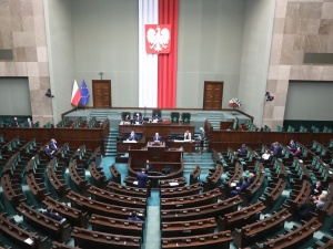 [SONDAŻ] Zjednoczona Prawica na prowadzeniu. Budka i Hołownia idą „łeb w łeb”