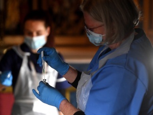 Hiszpania: Dymisje po szczepieniach poza kolejnością