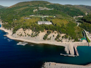 „Mury nie do zdobycia, własny port, cerkiew, a nawet przejście graniczne”. Nawalny publikuje film o rezydencji Putina