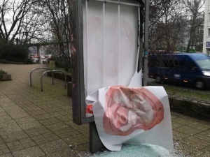 Dewastacje plakatów hospicjów perinatalnych. Dziennikarz: Zło w czystej postaci