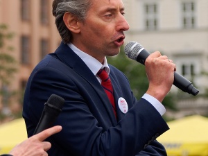 [video] Postawmy jedzenie obok łóżka i zobaczmy czy [Polak z Plymouth] będzie jadł. Poseł Lewicy szokuje