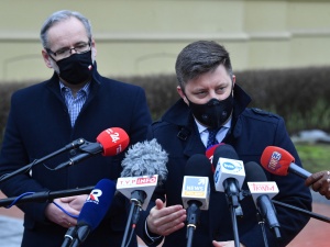 Wyłączmy szczepienia poza politykę. Szef KPRM zaprasza opozycję na spotkanie z premierem