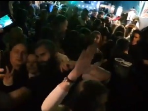 [video] Szpitale tymczasowe jednak się zapełnią. Tłumy młodych ludzi na imprezie w lokalu w centrum Warszawy. Burza na Twitterze