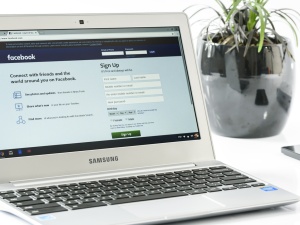 Chcieli badać tylko wpływ „Parlera” na zamieszki? FBI przyjrzy się też Facebookowi i Twitterowi