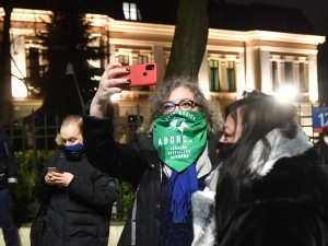 Krzyczą: „J**** PiS!”, „Wypier*****!”. Trwa protest pod siedzibą TK