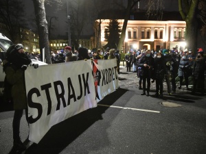 Dyrektor telewizji Media Narodowe: „Pobito naszego operatora i ukradziono nam sprzęt”