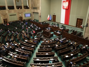 [SONDAŻ] PiS i KO z lekkim spadkiem. Hołownia ma powody do zadowolenia