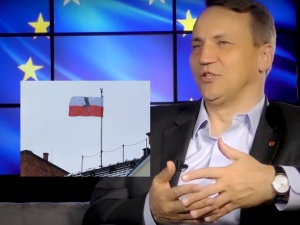 Policja, przyjdźcie i zdejmijcie. Sikorski prowokuje znieważaniem flagi państwowej?