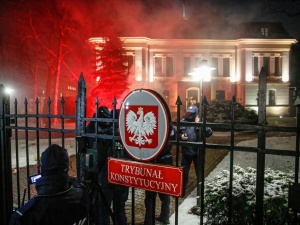 Warszawa: Policja wyprowadziła siłą spod TK osoby, które nie dały się wylegitymować. Wśród nich Marta Lempart