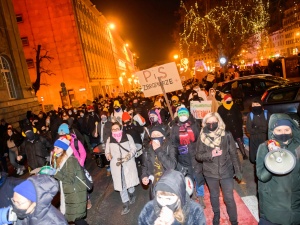 Gwiazda TVN zatrzymana podczas Strajku Kobiet? Jej mama się wściekła: Je*ać PiS 