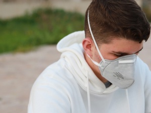 Nie wierzył, że COVID-19 istnieje. Właśnie zmarł przez koronawirusa