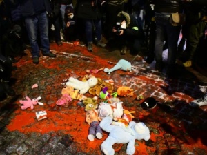 [Fotorelacja Tomasza Gutrego] Protesty pod Trybunałem Konstytucyjnym. Race, farba, zabawki rzucane na teren TK