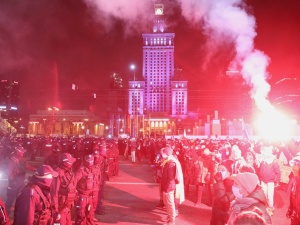 [Video] Trzaskowski wspiera Strajk Kobiet. Internauci publikują szokujące nagrania i pokazują skalę wandalizmu