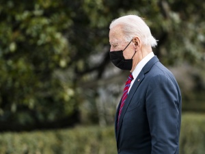 Biden pobił rekord podpisywania rozporządzeń, głównie odwracających decyzje Trumpa. Apeluje do niego nawet NYT