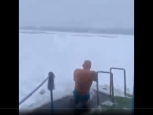 [video] Burza w sieci po szokującym morsowaniu Artura Szpilki. To mógł być ostatni skok w jego życiu