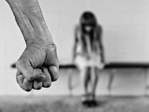 Scena brutalnego gwałtu w polskiej książce. Wydawnictwo i autor przepraszają