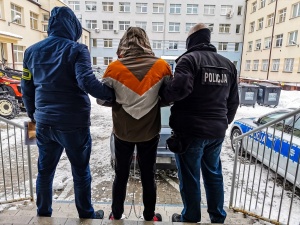 Myślał, że policjanci go w tapczanie nie znajdą. Znaleźli