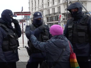 Warszawa: Aktywistka „Babcia Kasia” oskarżona o znieważenie policjantów