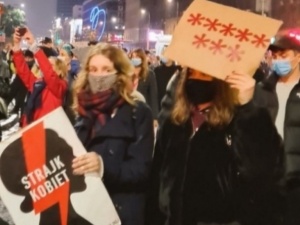 [SONDAŻ] Protesty kobiet nie szkodzą PiS
