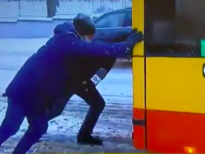 [video] Hit. Warszawa: Pasażer pcha autobus uwięziony w śniegu. Dziennikarz TVN24 wypytuje go w tym czasie o Białoruś