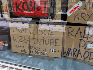 „Mamy rząd w dup*e, nie w pi*dzie”. Szokująca kartonowa ekspozycja w centrum Poznania