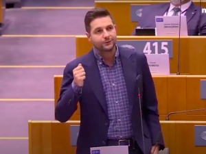 [Video] „Kto wam dał prawo do decydowania, które życie jest lepsze, a które gorsze”. Mocne wystąpienie Jakiego w PE