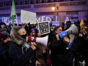 Sąd pozostawił bez aresztu mężczyznę, który groził policjantom. Strajk Kobiet nie kryje radości: „Wojtek wolny!!!!!”