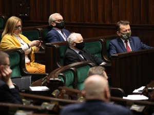 [SONDAŻ] PiS ze spadkiem poparcia. Hołownia wyprzedza KO