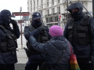 [Video] Jesteście po prostu zasranym gównem. Stara ku*wo. Szokujące słowa Babci Kasi do policjantki 