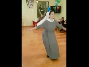[video] Stepująca zakonnica na balu w Domu Seniora. Internauta: Anioł stepuje, niewiasty pociesza