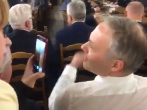 [video] Czy ty jesteś chora?!. Szarpanina i krzyki z udziałem nowej posłanki Hołowni