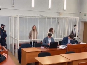 [video] Dziennikarki zamknięte w klatce. Białoruski sąd wznowił proces reporterek Biełsatu